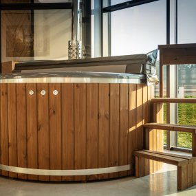 Balia ogrodowa drewniana z hydromasażem - Jacuzzi